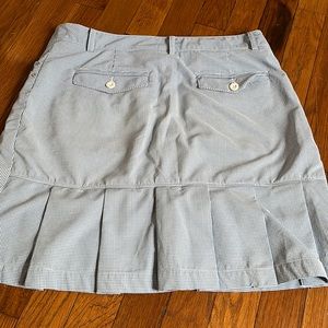 Blue and white nivo skort with pleats in the back! Size 6